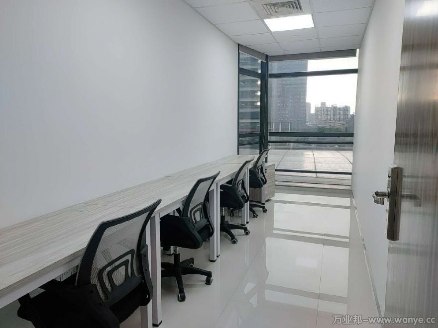 小面积办公室精装修，桌椅空调宽带都有，房租水电物管费全包/